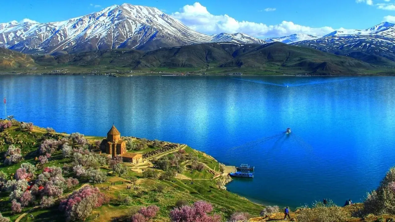  Dalış Tutkunları Van Gölü'nün Mavi Sularında Dalış Eğitimi Görüyor